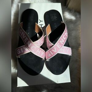 GIVENCHY Item made in Italy, synonymous with quality and design creativity.